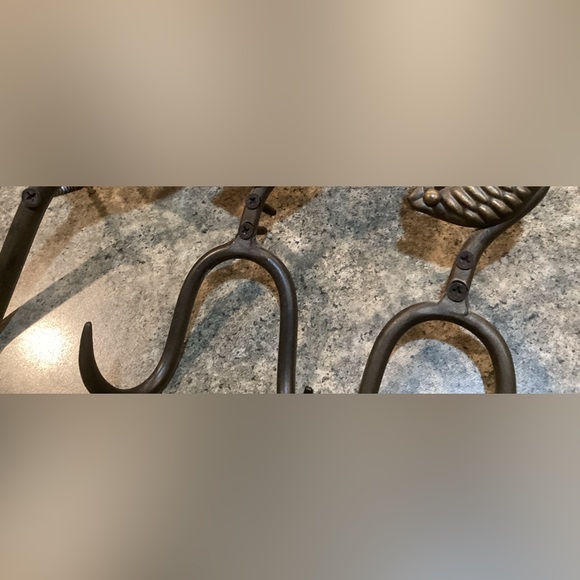 Toilet paper holder & two hooks - Picture 4 of 4